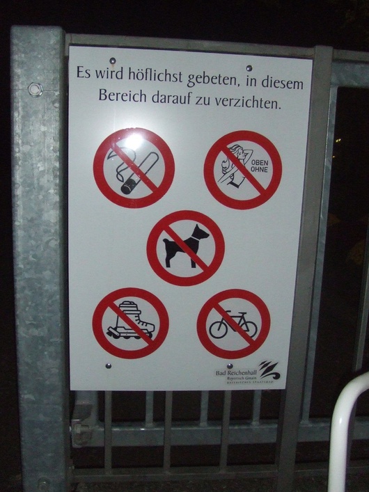 El topless ('oben ohne', en alemán), prohibido, al igual que fumar