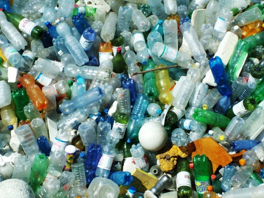 Des détritus en plastique polluent le Lambro (Latente/flickr)