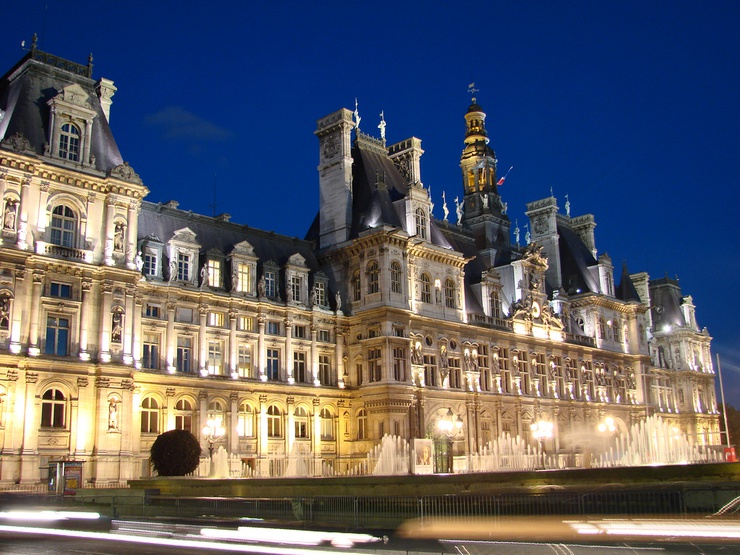 Hôtel de ville de Paris : ses dorures, ses lustres, ses statues et ses pénibles connexions internet.