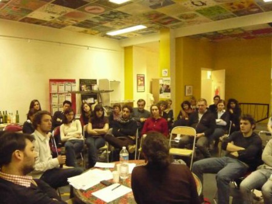 Au premier plan, les intervenants et l'audience