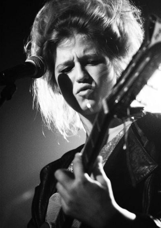 La chanteuse cache parfois sa timidité derrière sa guitare