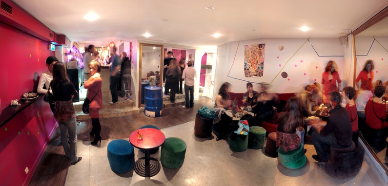 Le bar Panic Room, Paris (©Julien Taylor) En réponse à la pétition lancée en novembre 2009, le site www.parisnightlife.com a été lancé pour renseigner sur les lieux festifs de la capitale