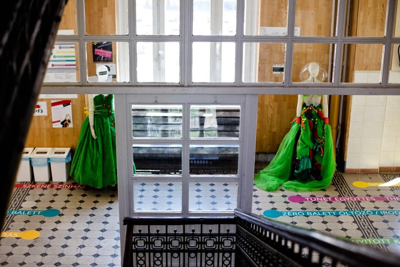 Au Juranyi les créateurs de costumes et les designers créent pour les compagnies théâtrales qui travaillent elles-mêmes dans le bâtiment.