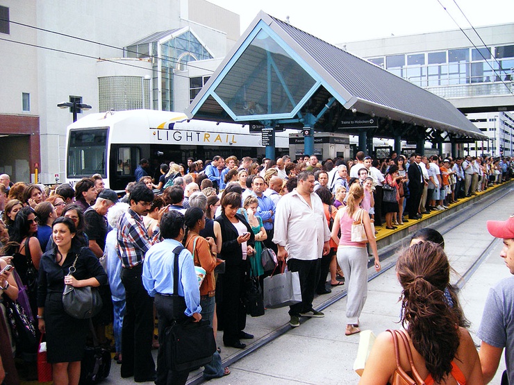 Una estación llena de gente Durante el cierre de los aeropuertos, a mediados de abril, el tren se convirtió en la alternativa de muchos viajeros desesperados