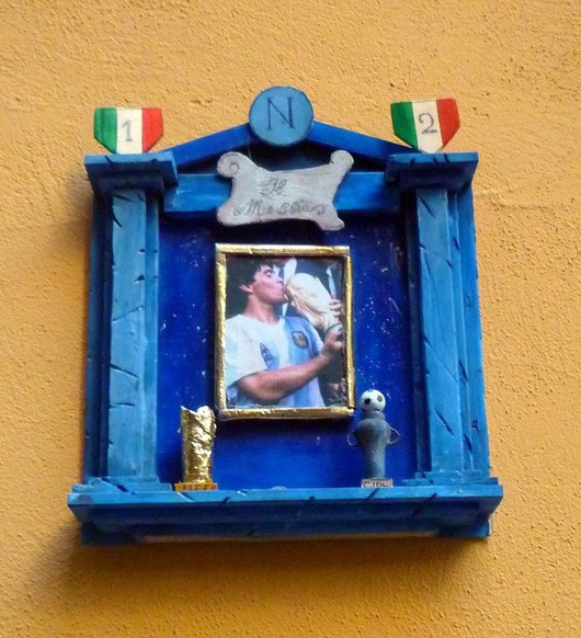 Está en el centro de Nápoles