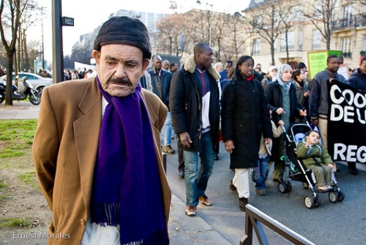 Flüchtlinge vor der Pariser Börse