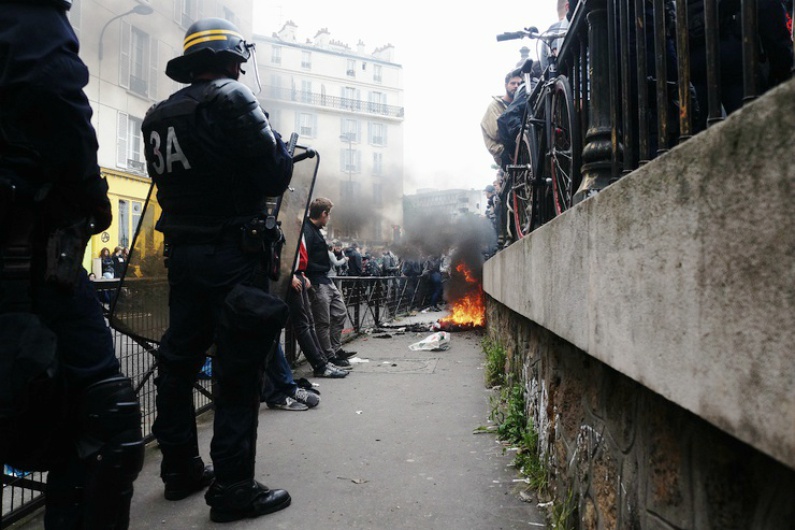 Polizia e manifestanti si fronteggiano