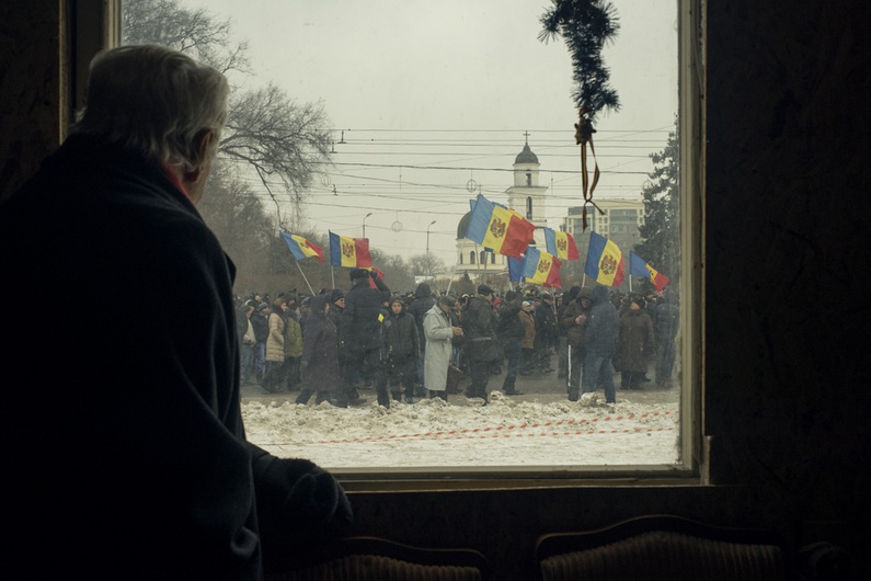 I manifestanti osservati da una delle tende costruite a Piața Marii Adunări Naționale