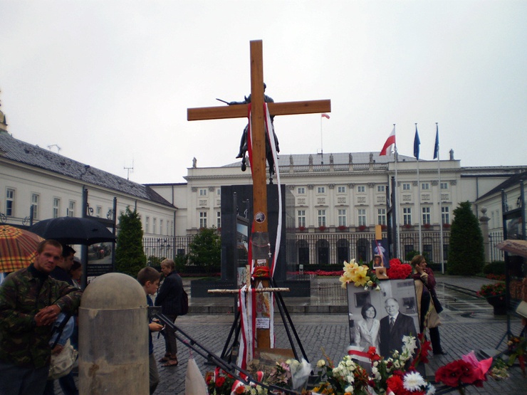 L'iniziativa è stata presa dagli scout al fine di commemorare la tragedia aerea della scorso 10 aprile in seguito alla quale hanno perso la vita 96 polacchi. Tra cui l'ex presidente