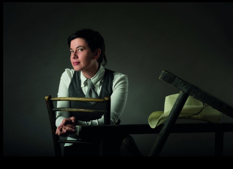 „Wenn wir nicht gerade für ein besseres Leben für uns selbst oder für unsere Kinder kämpfen, verbringen wir unser ganzes Erwachsenenleben damit, entweder unsere Kindheitsträume wahr werden zu lassen oder das Kind, das wir mal waren, im Stich zu lassen. Egal wie, es ist kompliziert.“