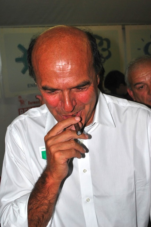 L'immancabile sigaro del segretario del Partito Democratico.