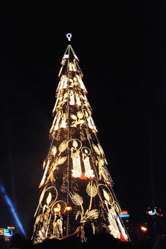 Christmas_Tree_in_Bucharest.jpg
