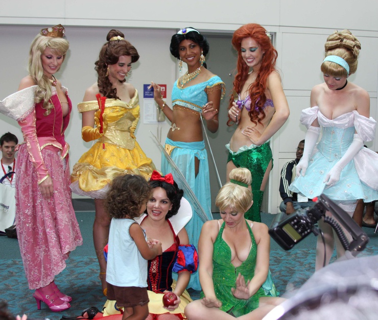 Aktorki porno przebrane za postaci z bajek Disney'a. Bajkowe motywy pojawiają się we współczesnej kulturze pod różnymi postaciami, od kampanii reklamowych. po przemysł porno.