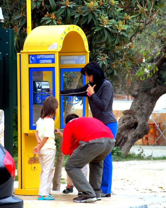 Sonntagmorgen rufen albanische Familien von der Telefonzelle aus in ihrer "alten Heimat" an
