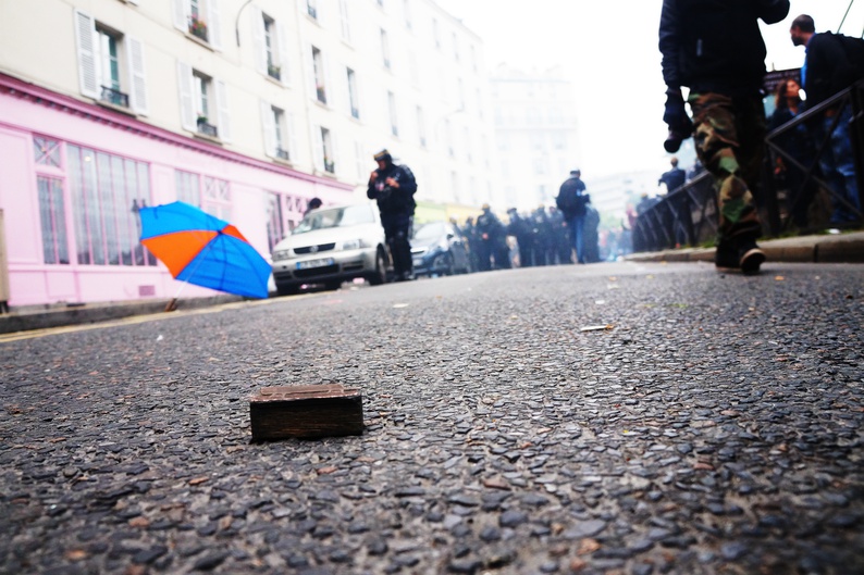 I manifestanti lanciano pezzi di legno e ferro contro la polizia schierata
