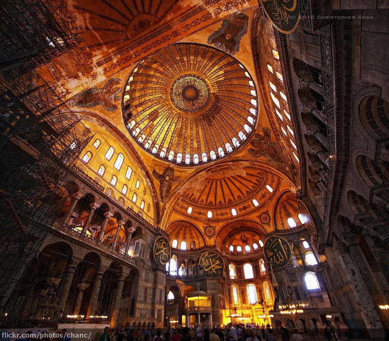 Costruita nel VI secolo D.C. per mandato dell'imperatore Giustiniano, fu riconvertita in moschea dai turchi nel XV secolo. Ora è un museo