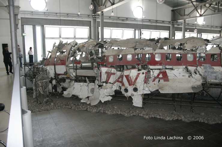 Quelques fragments de l'avion, analysés dans le laboratoire, a signalé la présence de TNT et de T4, utilisé dans la formation des munitions militaires.