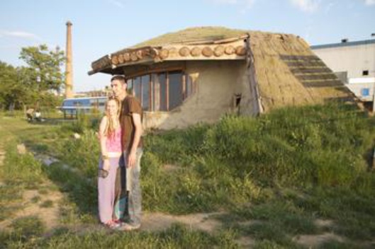 Tatjana und Dragan vor ihrem Hobbit-Haus und Sitz des Vereins
"KultUrban".