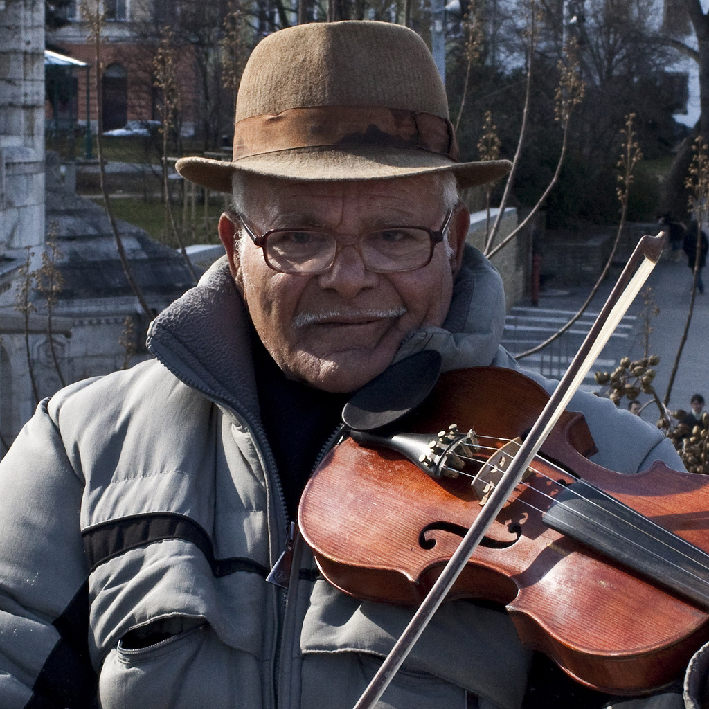 Un gitano, musico di strada