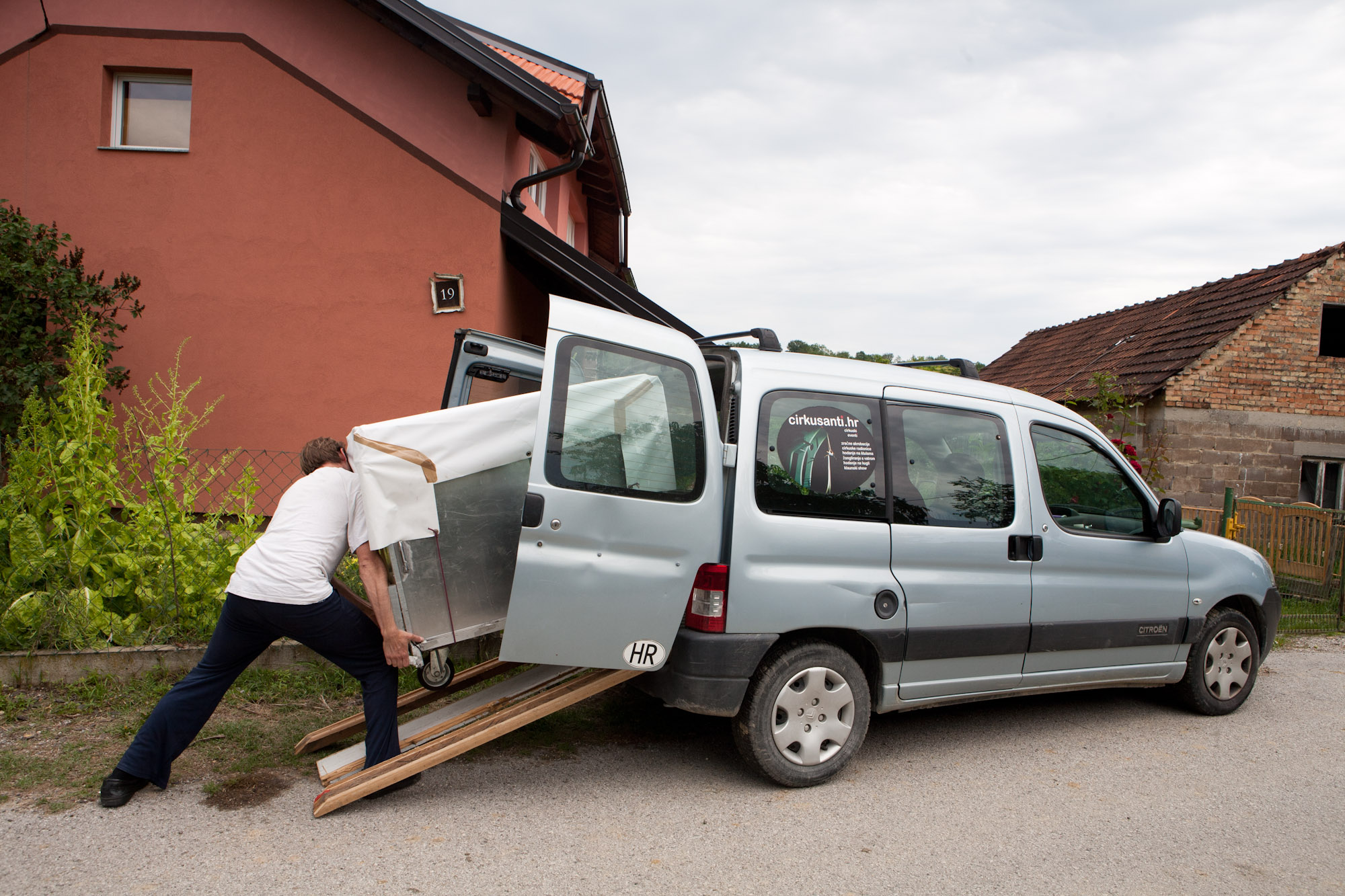 Christian charge son matériel direction la capitale