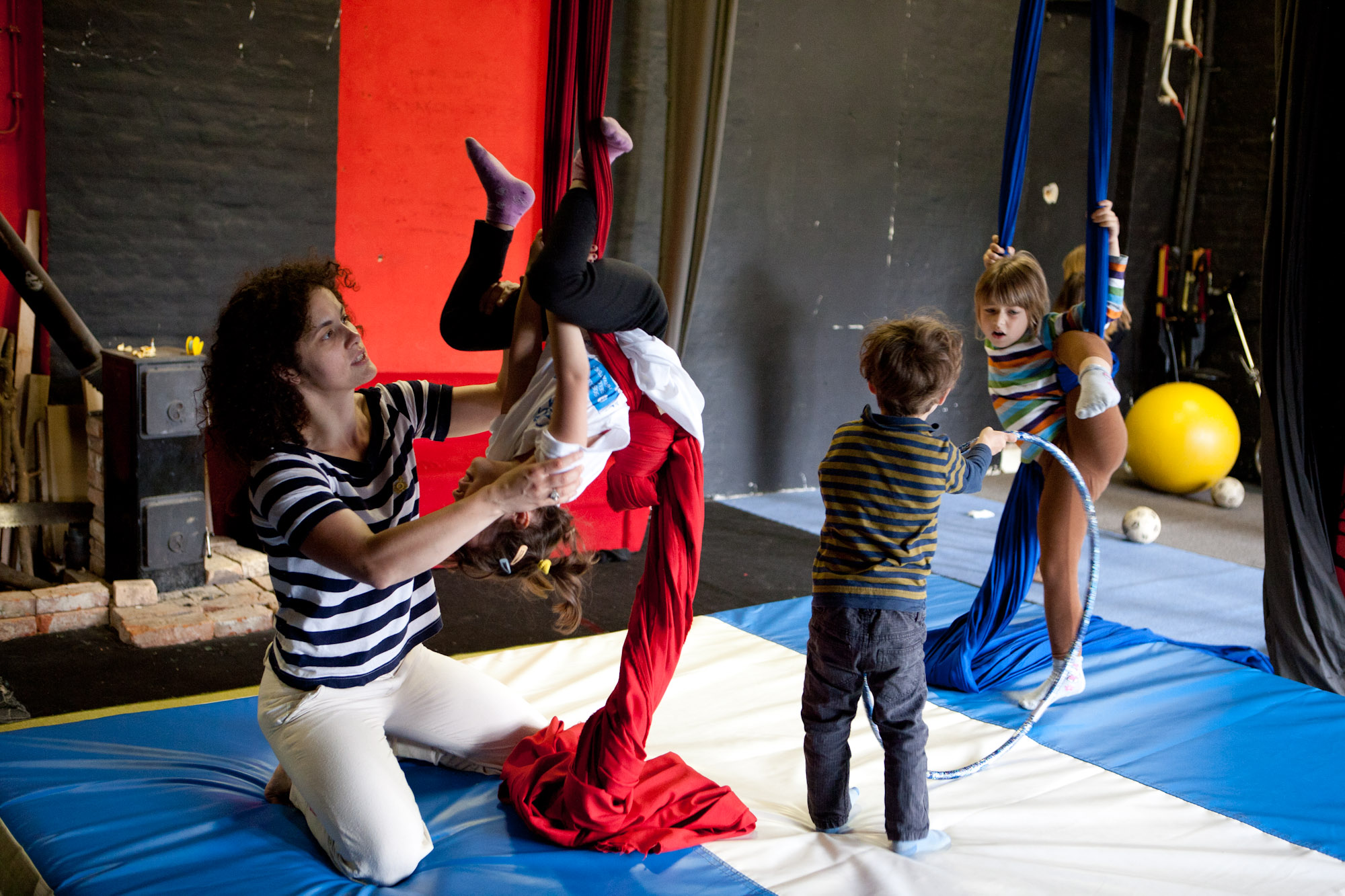 Cours de danse aérienne sur tissu