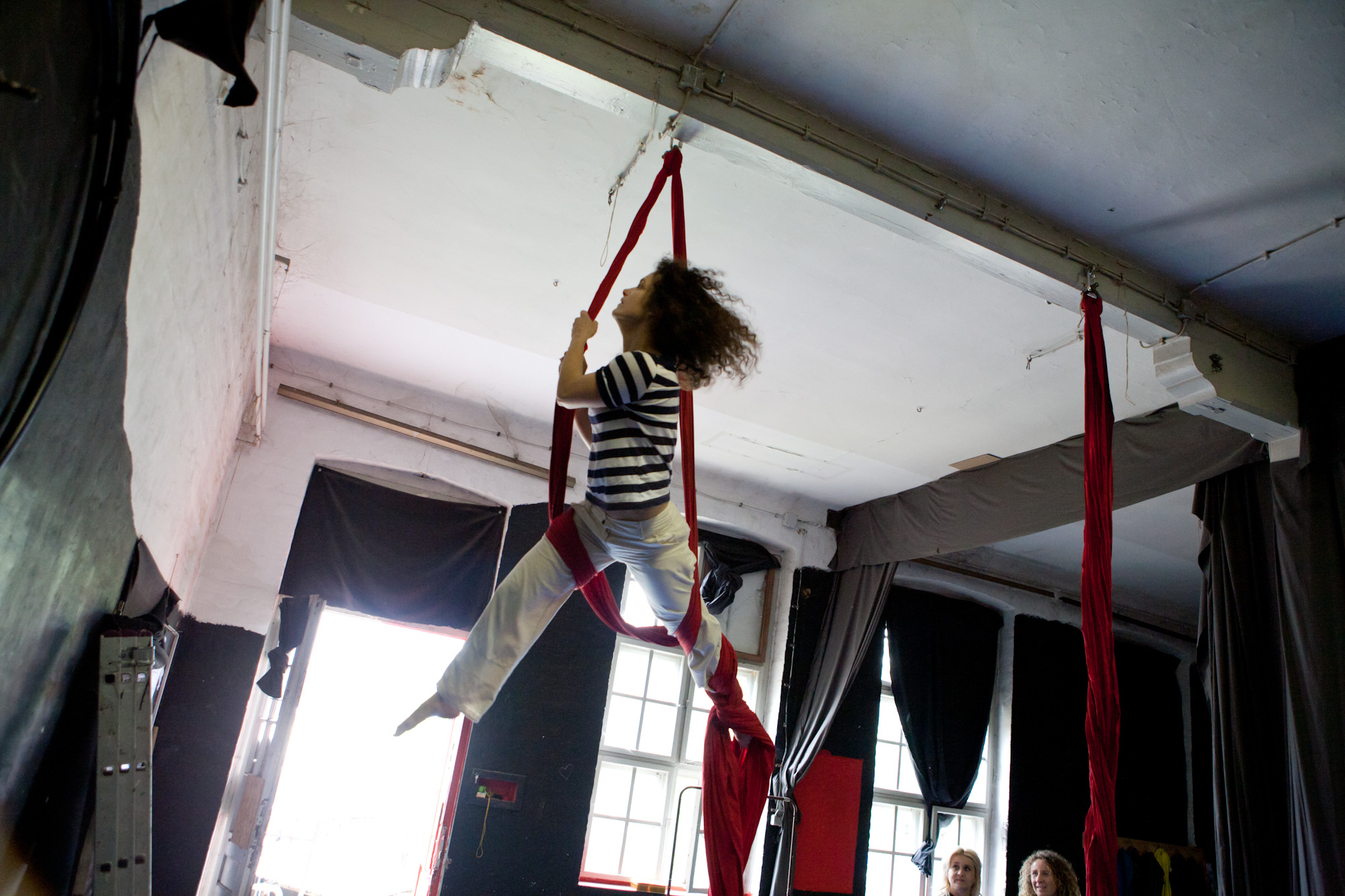 Iva répète son numéro de danse aérienne sur tissu