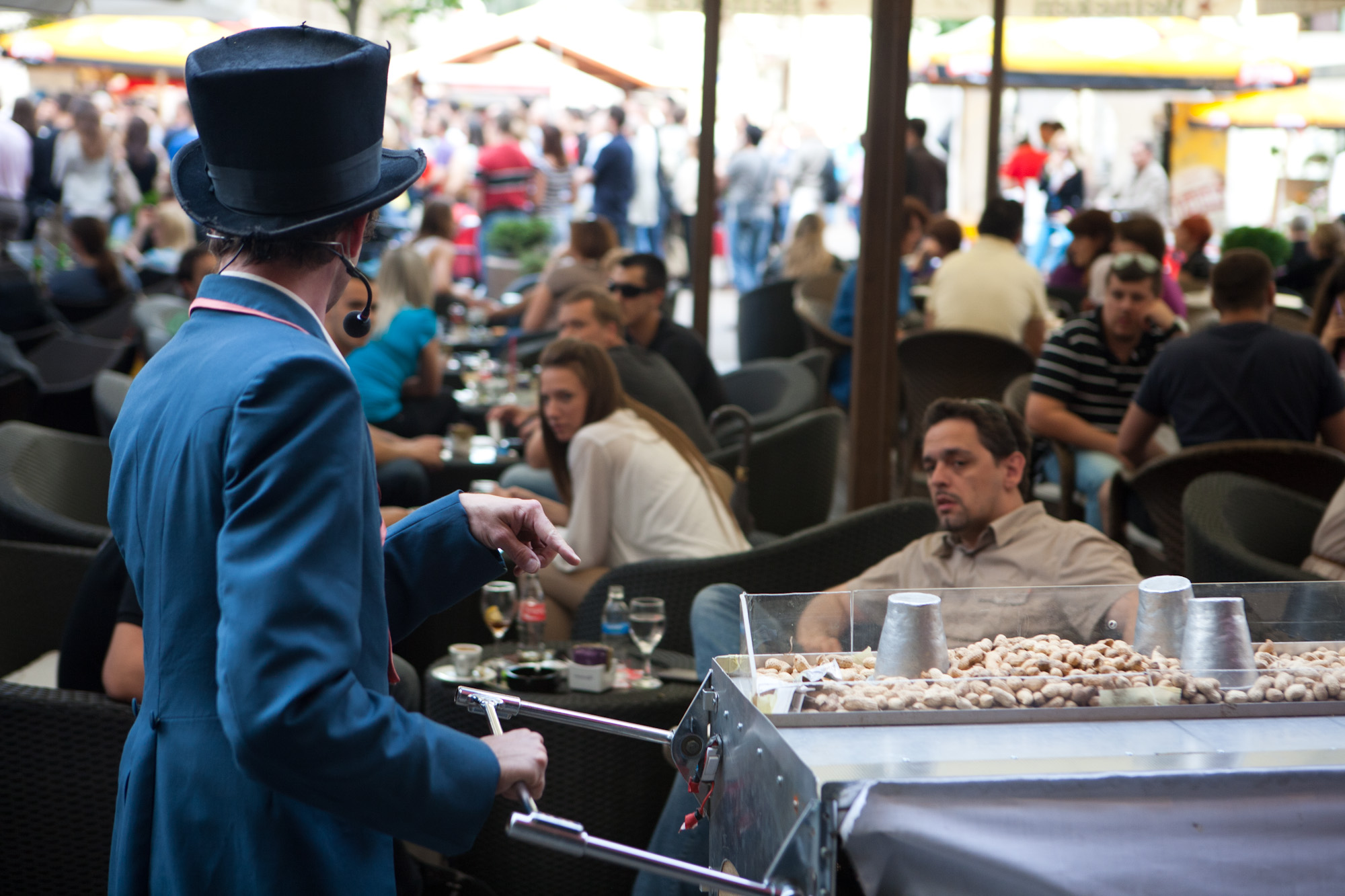 Avec humour, Christian tente de vendre des cacahuètes