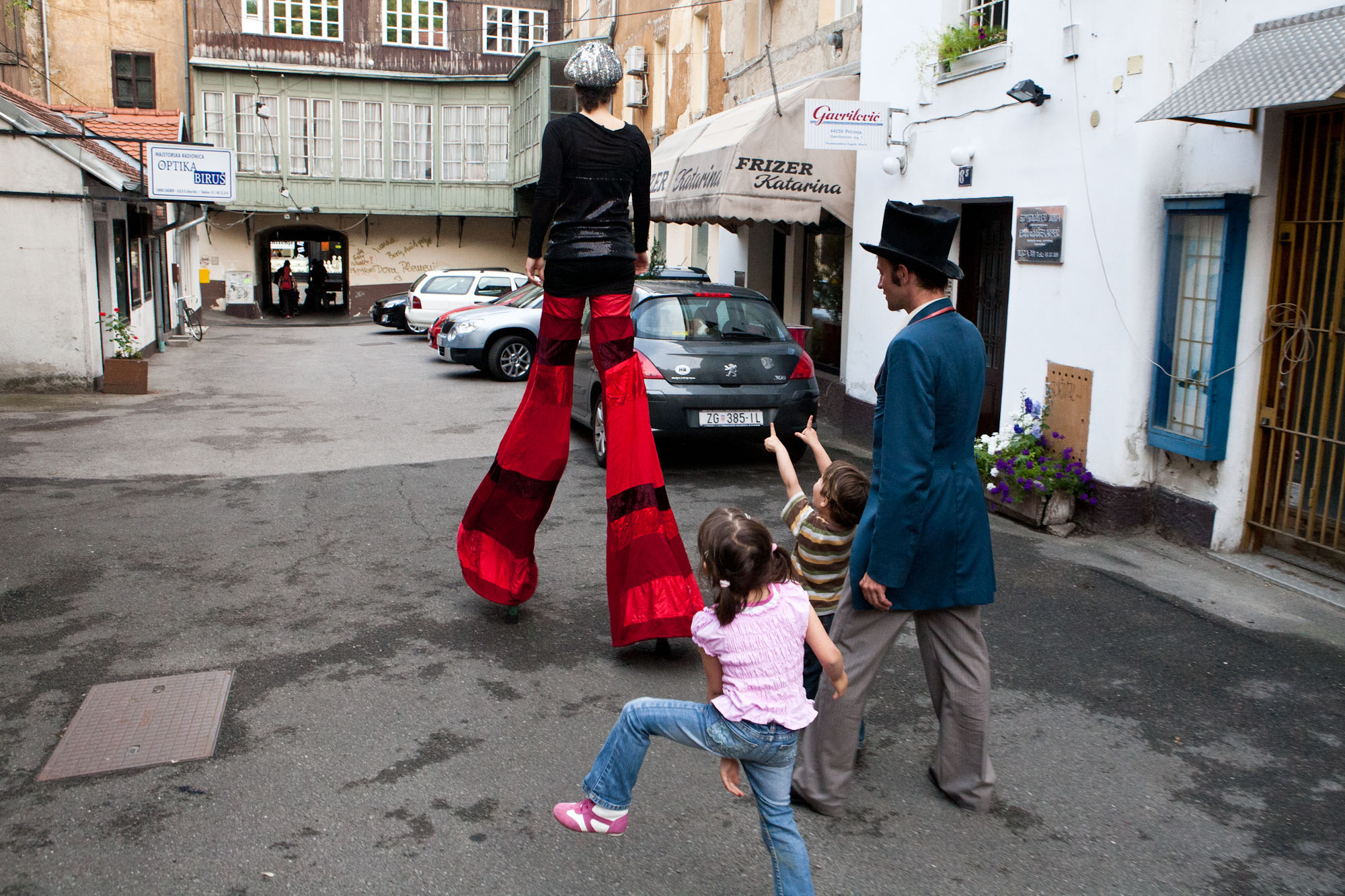 Iva sur ses échasses