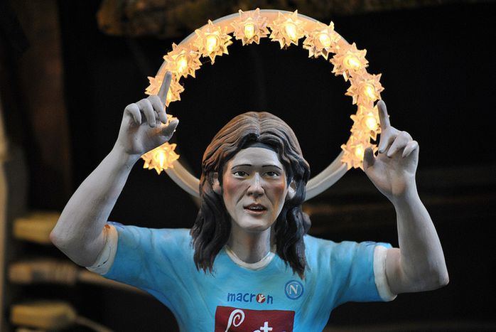 Image for Fútbol en Nápoles: Ganar, celebrar y alejar los malos augurios