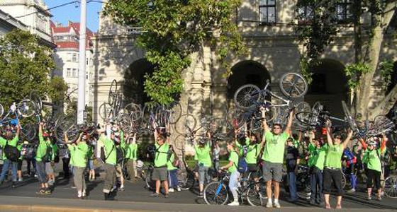 Image for Bicyclists conquered streets of Budapest