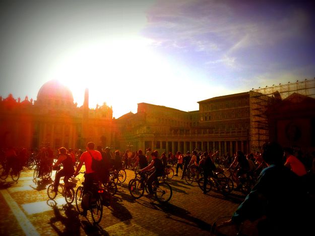 Image for Chi pedala a Roma? Il fascino dei Sette Colli in bici tra Ciclofficine e Critical Mass