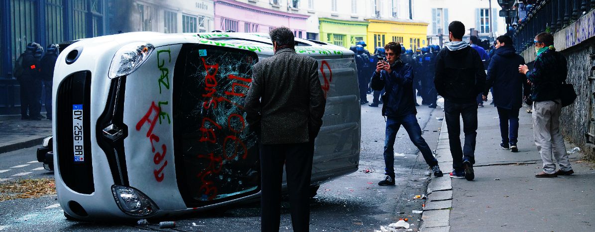 Image for Parigi brucia: il braccio di ferro continua