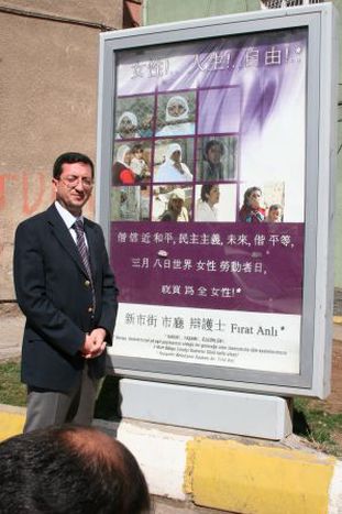 Image for Kurden feiern den Frauentag mit Plakaten auf Chinesisch