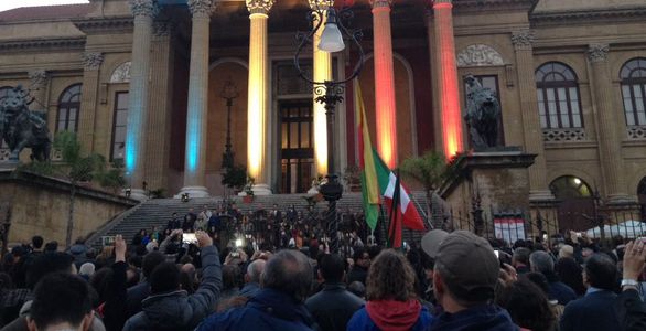 Image for Dal Bataclan al Teatro Massimo: Palermo si stringe intorno a Parigi
