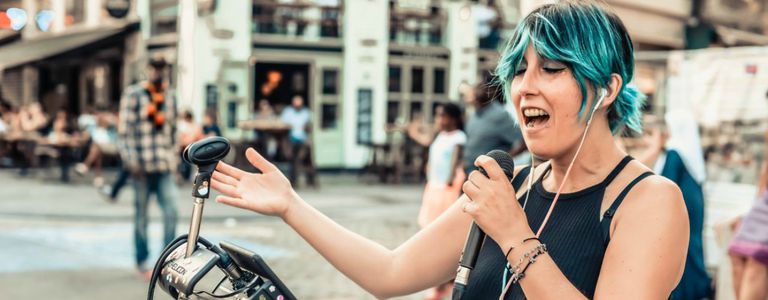Image for Daniela Iezzi: música callejera para encontrar la felicidad