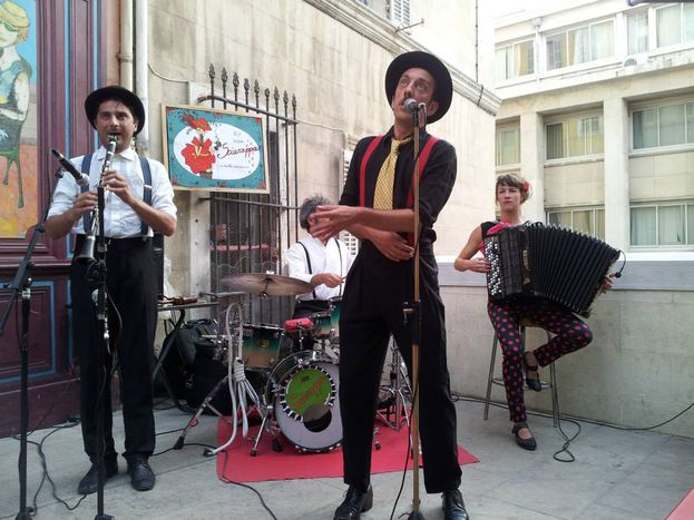 Image for Posteggiatori tristi: il busker a Napoli si reinventa così