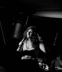 Image for [spa] Carmen, la experta del stand-up
