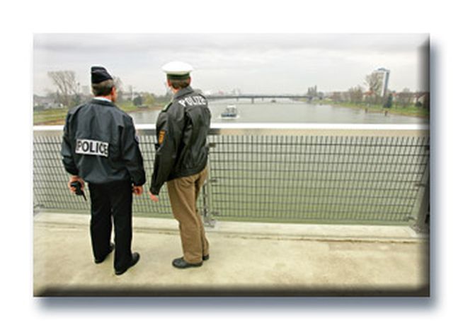 Image for Schengen efface les frontières, mais renforce les coopérations douanières